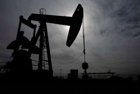 harga minyak dunia - ilustrasi artikel Harga Minyak Dunia Turun 1% Harapan Diplomasi AS-Iran Redakan Kekhawatiran…