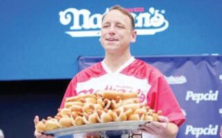 makan hot dog - ilustrasi artikel Joey Chestnut Kembali Dominasi: Makan Hot Dog 66 dalam 10 Menit dan Rebut Sabuk…