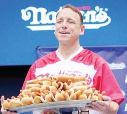 makan hot dog - ilustrasi artikel Joey Chestnut Kembali Dominasi: Makan Hot Dog 66 dalam 10 Menit dan Rebut Sabuk…