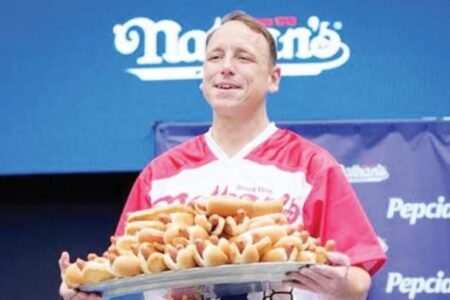 makan hot dog - ilustrasi artikel Joey Chestnut Kembali Dominasi: Makan Hot Dog 66 dalam 10 Menit dan Rebut Sabuk…