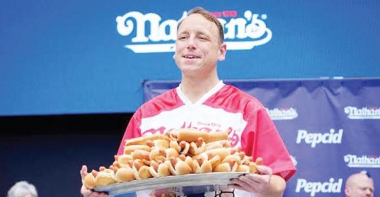 makan hot dog Joey Chestnut makan hot dog 66 dalam 10 menit makan hot dog - ilustrasi artikel Joey Chestnut Kembali Dominasi: Makan Hot Dog 66 dalam 10 Menit dan Rebut Sabuk…
