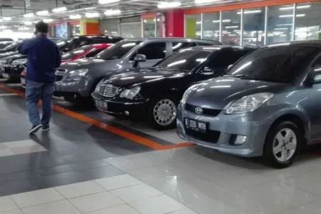 mobil bekas rp100 jutaan - ilustrasi artikel Mobil Bekas Rp100 Jutaan, Motor Listrik VinFast, dan Geely EX2 Pink Viral
