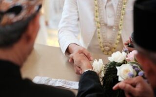 nikah pakai 3 bahasa - ilustrasi artikel Viral Nikah Pakai 3 Bahasa Dipimpin Penghulu di Jaksel