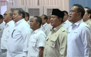 program b50 - ilustrasi berita Permintaan Teks Sumber untuk Menyusun Ulang Berita tentang Peluncuran Program Mandatori…