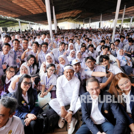 batas gaji orang tua - ilustrasi berita Hindari Putus Kuliah, KDM Usul Kenaikan Batas Gaji Orang Tua bagi Penerima KIP