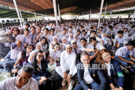 batas gaji orang tua - ilustrasi berita Hindari Putus Kuliah, KDM Usul Kenaikan Batas Gaji Orang Tua bagi Penerima KIP