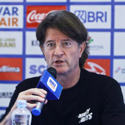 derbi diy - ilustrasi berita Pieter Huistra Ingin Suporter Hadir di Derbi DIY antara PSS dan PSIM
