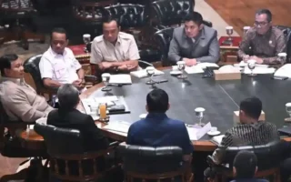 dialog terbuka - ilustrasi artikel Emrus Dorong Menteri Prabowo Dialog Terbuka dengan Kabinet Bayangan agar Dinilai…