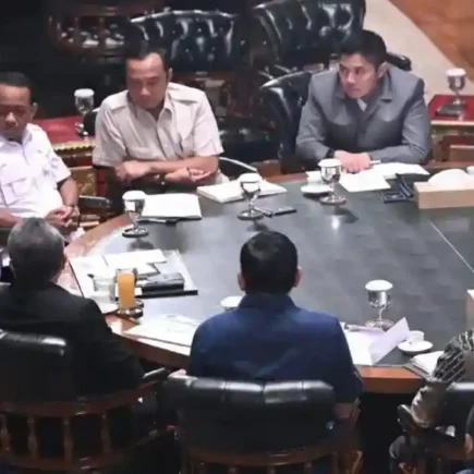 dialog terbuka - ilustrasi artikel Emrus Dorong Menteri Prabowo Dialog Terbuka dengan Kabinet Bayangan agar Dinilai…