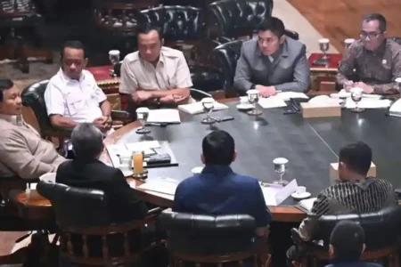 dialog terbuka - ilustrasi artikel Emrus Dorong Menteri Prabowo Dialog Terbuka dengan Kabinet Bayangan agar Dinilai…