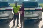 fortuner pakai strobo - ilustrasi artikel Fortuner Pakai Strobo Santai Lepas Lampu Saat Didatangi Polisi