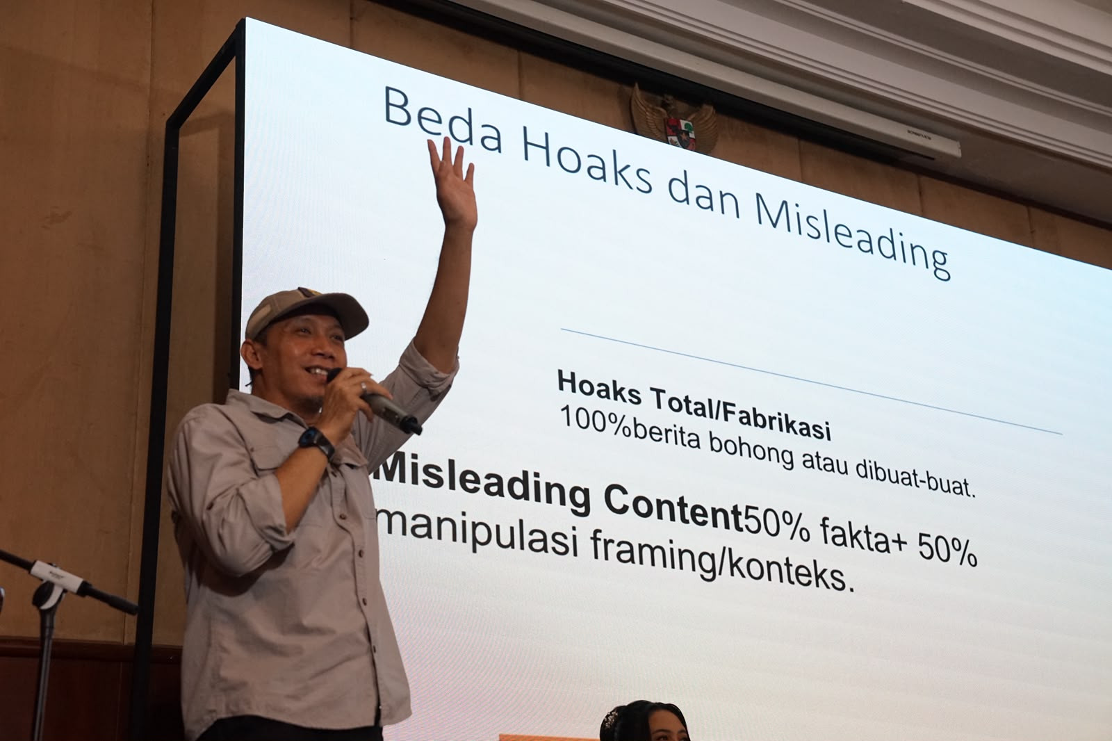 konten misleading Konten Misleading Lebih Berbahaya daripada Hoaks konten misleading - ilustrasi artikel Konten Misleading Lebih Berbahaya daripada Hoaks, Ini Alasannya
