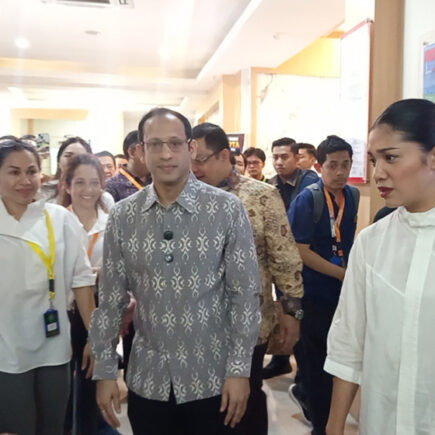 nadiem makarim - ilustrasi artikel Nadiem Makarim Hadiri Sidang Perdana Banding Chromebook