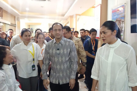 nadiem makarim - ilustrasi artikel Nadiem Makarim Hadiri Sidang Perdana Banding Chromebook