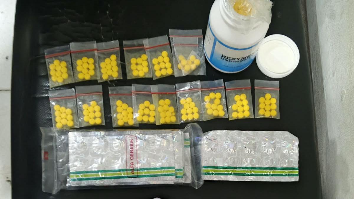 obat keras di tangerang Obat Keras di Tangerang: Pria 22 Tahun Ditangkap obat keras di tangerang - ilustrasi artikel Bawa Ribuan Obat Keras di Tangerang, Pria 22 Tahun Ditangkap