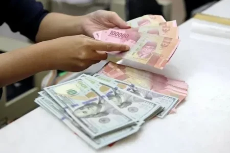 rupiah bertahan - ilustrasi berita Rupiah bertahan di Rp17.693 sepekan, pasar menanti data inflasi dan sinyal The Fed