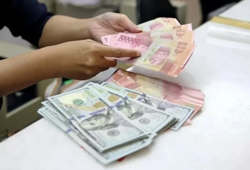 rupiah bertahan - ilustrasi berita Rupiah bertahan di Rp17.693 sepekan, pasar menanti data inflasi dan sinyal The Fed