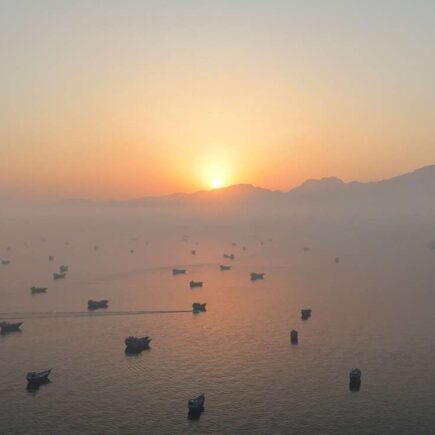 selat hormuz - ilustrasi artikel Iran Tegaskan Selat Hormuz di Bawah Kendali Teheran, Harga BBM AS Melonjak