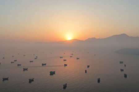 selat hormuz - ilustrasi artikel Iran Tegaskan Selat Hormuz di Bawah Kendali Teheran, Harga BBM AS Melonjak