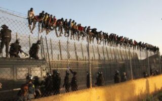 terobos melilla - ilustrasi berita Selain Ceuta, Ratusan Imigran Terobos Melilla dan Bentrokan Pecah di Perbatasan