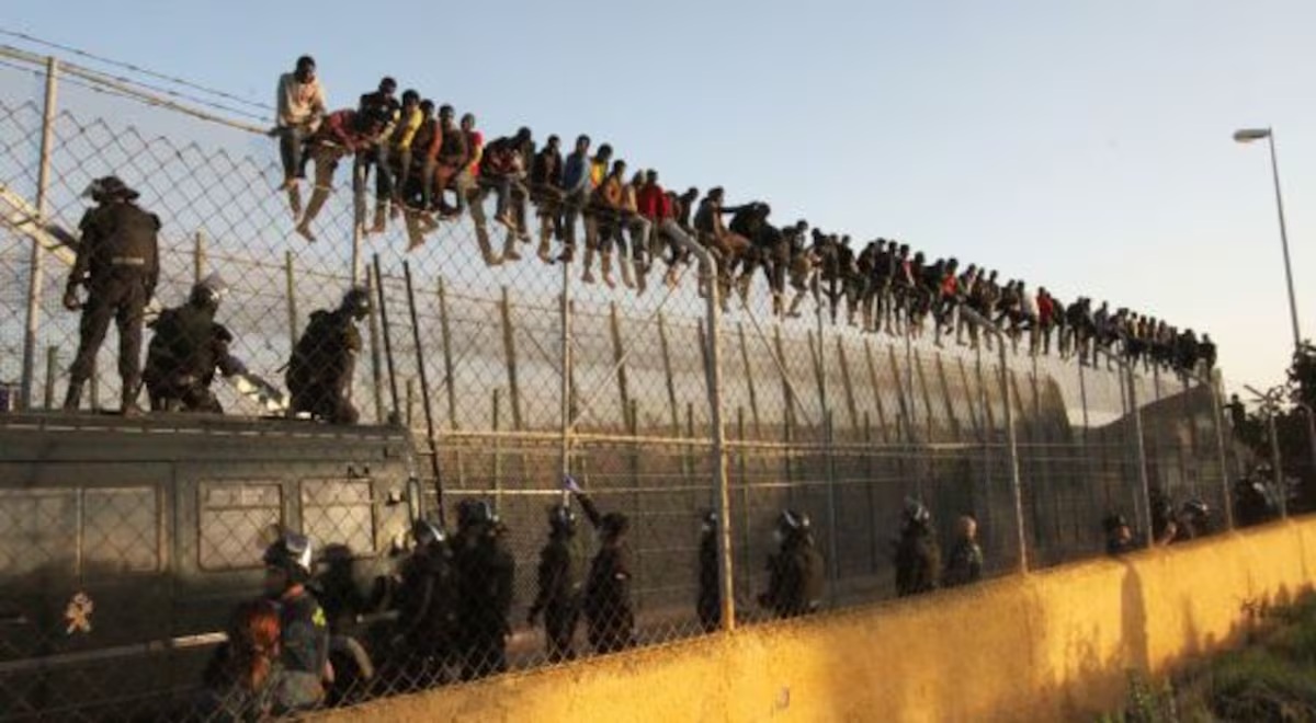 terobos melilla Selain Ceuta, Ratusan Imigran Terobos Melilla dan Bentrokan… terobos melilla - ilustrasi berita Selain Ceuta, Ratusan Imigran Terobos Melilla dan Bentrokan Pecah di Perbatasan
