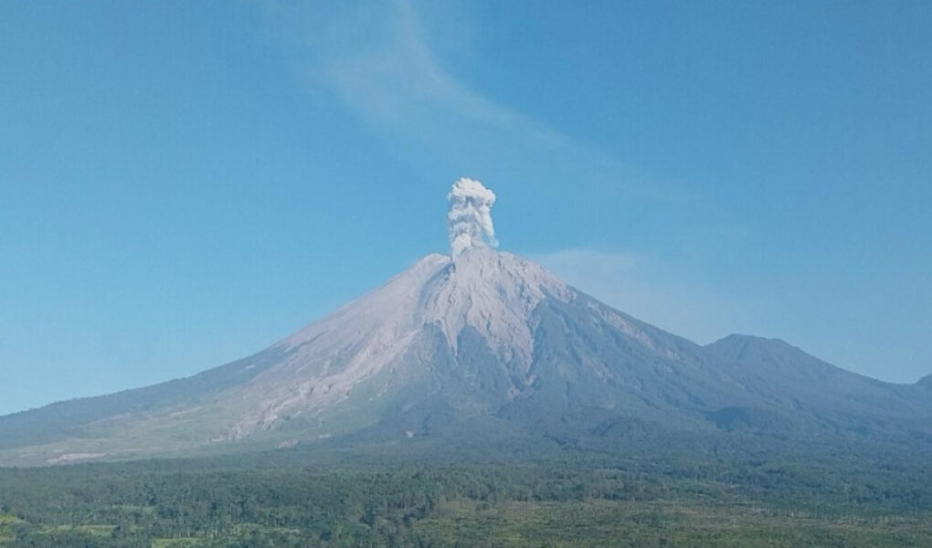 gunung semeru - ilustrasi berita Gunung Semeru Erupsi Tiga Kali dalam Dua Jam, Abu Sembur hingga 1.000 Meter