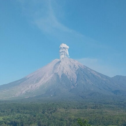 gunung semeru - ilustrasi berita Gunung Semeru Erupsi Tiga Kali dalam Dua Jam, Abu Sembur hingga 1.000 Meter
