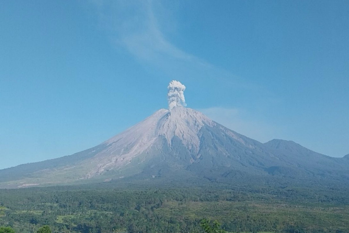 gunung semeru Gunung Semeru Erupsi Tiga Kali dalam Dua Jam, Abu Sembur hingga… gunung semeru - ilustrasi berita Gunung Semeru Erupsi Tiga Kali dalam Dua Jam, Abu Sembur hingga 1.000 Meter