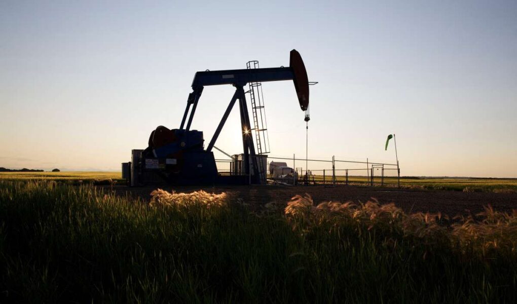 harga minyak - ilustrasi artikel Harga Minyak Ditutup Melemah, Brent dan WTI Tetap di Atas US$100 per Barel
