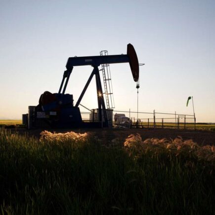 harga minyak - ilustrasi artikel Harga Minyak Ditutup Melemah, Brent dan WTI Tetap di Atas US$100 per Barel