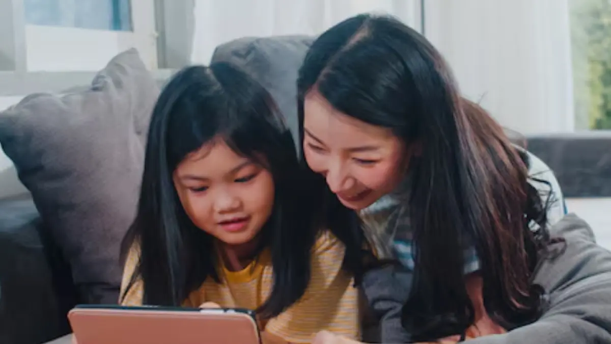 sorotan media Bagaimana sorotan media bentuk tren parenting sorotan media - ilustrasi artikel Bagaimana sorotan media mendorong tren parenting anak menurut psikologi
